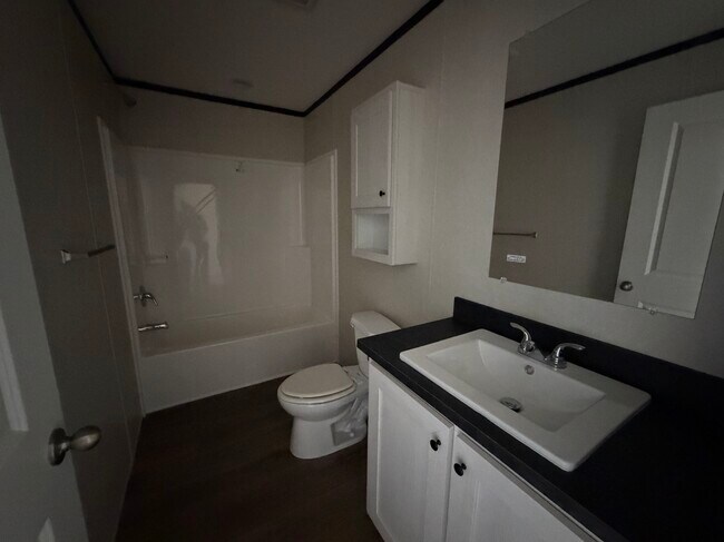Foto del edificio - 25794 Nuway Ave