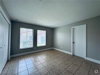 Building Photo - 4107 SE 18th Pl