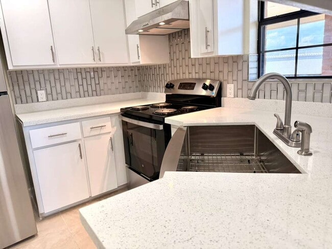 Building Photo - Luxury Apartments 2