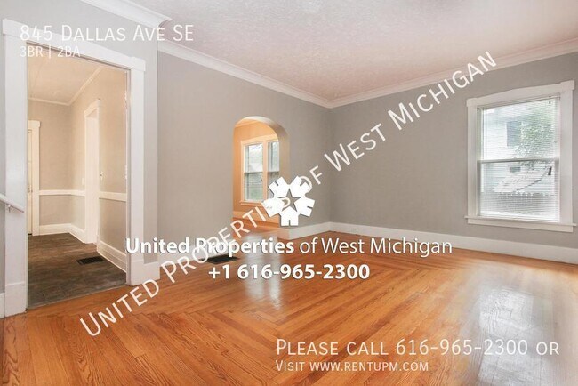 Building Photo - Available Now | 3 Bed 2 Bath Single Family...