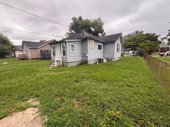 Foto del edificio - 2 Bedrooms- 1 Bathroom- House in Rockmart!