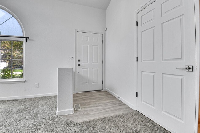 Building Photo - $2,795, 3-bed, 2-bath, located in Denver.