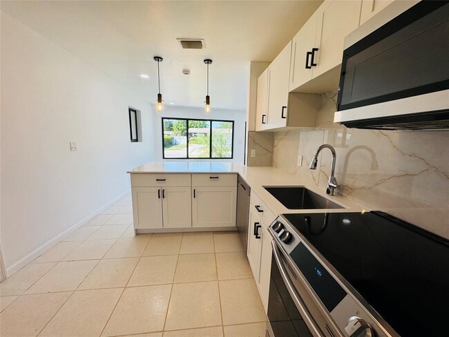 Building Photo - 1472 NE 30th Ct