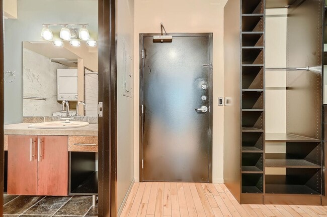Building Photo - Discover Comfort & Style in the Heart of Portland, Best NEW PRICE at $1,050!!! 1 application in p...