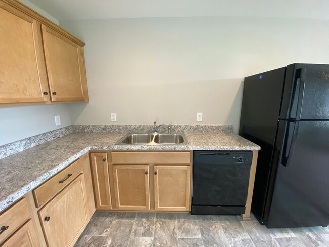 Building Photo - Home for rent in Talladega... Available to...