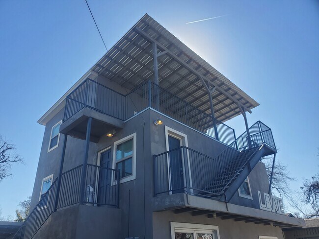 Building Photo - 1313 W San Antonio St
