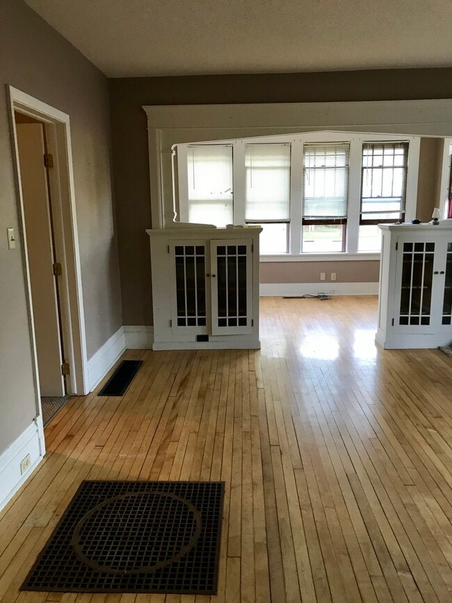 Building Photo - 1100 Center St.