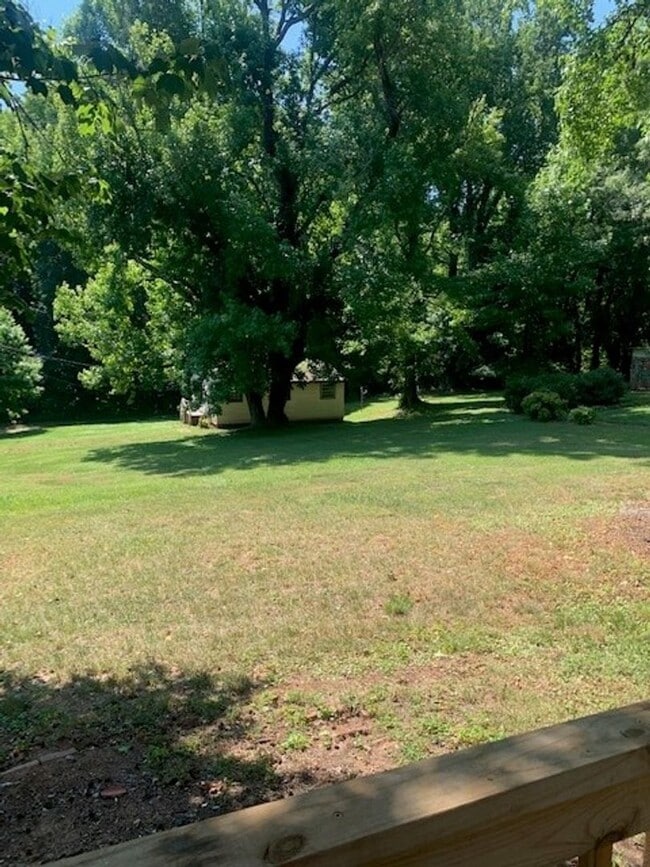 Foto del edificio - Updated 2 Bed 2 Bath In Peaceful Brown Summit