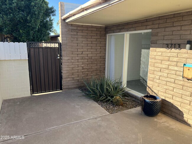 Foto del edificio - 3713 E Glenrosa Ave