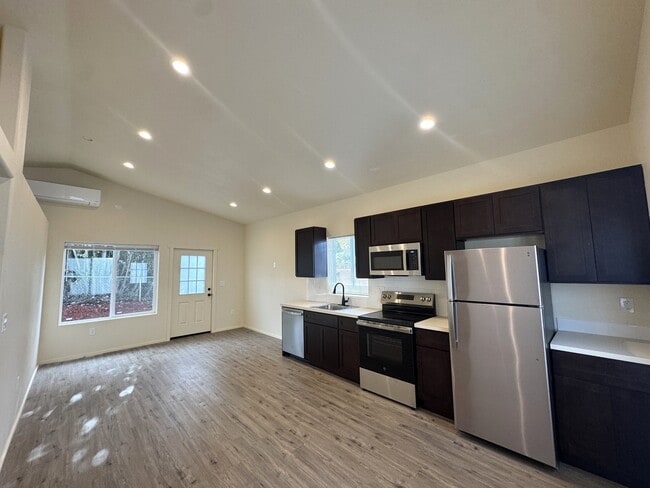 Building Photo - 11072 SW Sunny Hl Ln