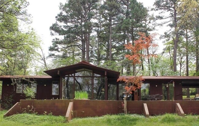 Building Photo - 140 N Sang Ave