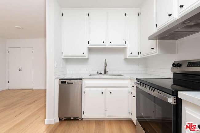 Building Photo - 5935 Chula Vista Way