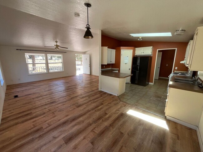 Foto del edificio - Country 3-bdr/2-bath with huge yard in Crooked River Ranch!