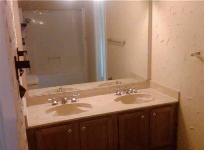 Full Bathroom - 5504 Columbia Ave