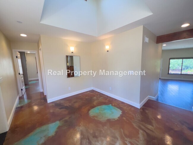 Building Photo - AVAILABLE NOW -  Spacious 3 Bedroom / 3 Ba...