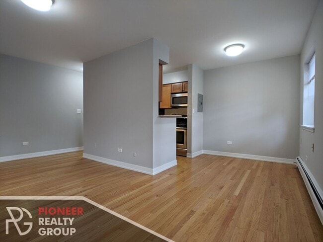 Building Photo - 525 W Oakdale Ave