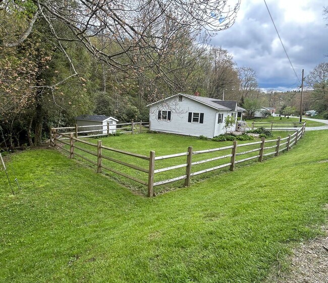 Building Photo - Charming 2 Bed 1 Bath in Boone