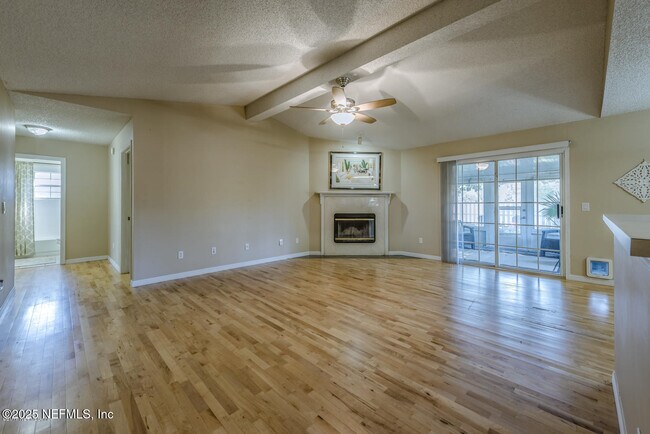 Foto del edificio - 4570 Blue Stream Ln N