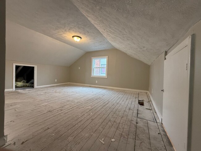 Building Photo - 3 BED 1 BATH SINGLE FAMILY HOME IN THE LEE...