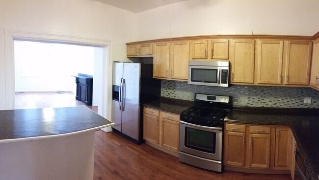 Foto del edificio - Huge Luxury South Side Home w/ Stainless K...