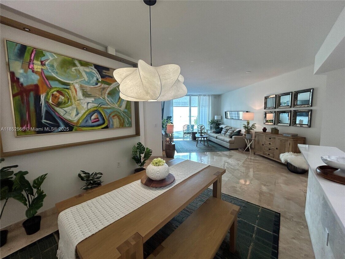 Foto principal - 9055 SW 73rd Ct