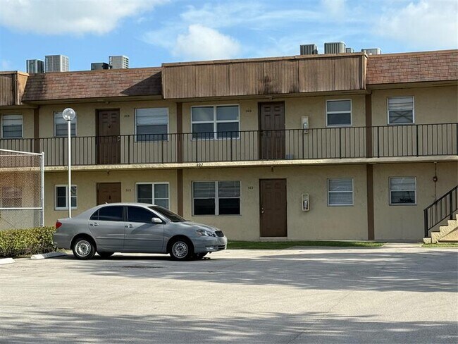 Foto del edificio - 402 Lakeside Dr
