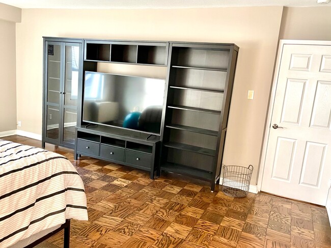 Building Photo - 900 S Hanley Rd