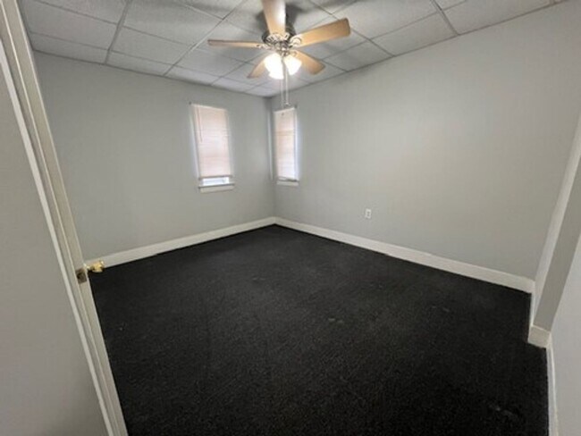 Foto del edificio - North of Downtown Akron: Updated 1BR with Tall Ceilings & Natural Light