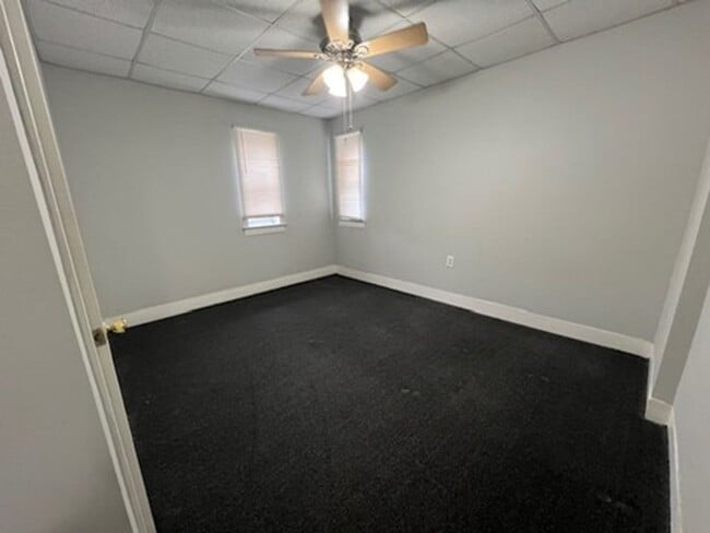 Building Photo - North of Downtown Akron: Updated 1BR with Tall Ceilings & Natural Light