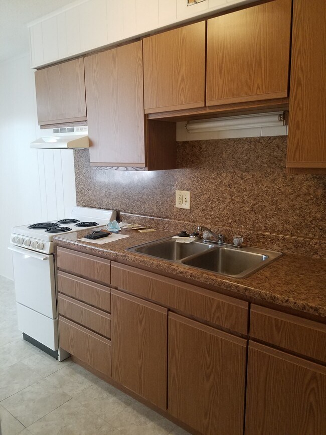 Kitchen - 345 E Lincoln St