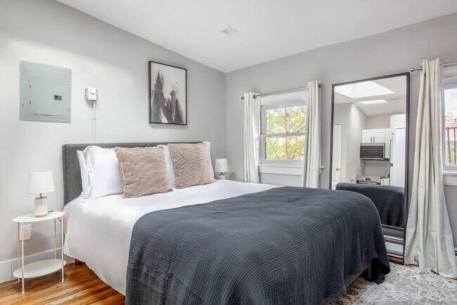 Building Photo - 223 E 4th St