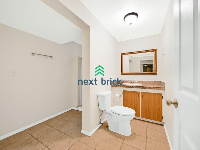 Building Photo - Spacious 2 Bed 1 Bath for Rent!