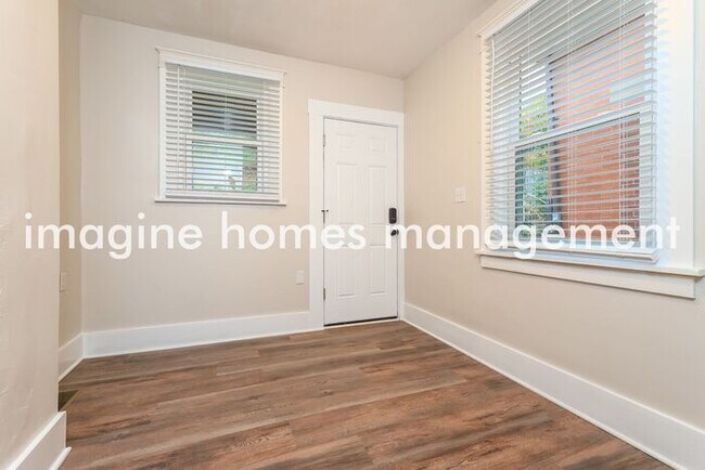 Foto del edificio - 948 Woodbourne Avenue