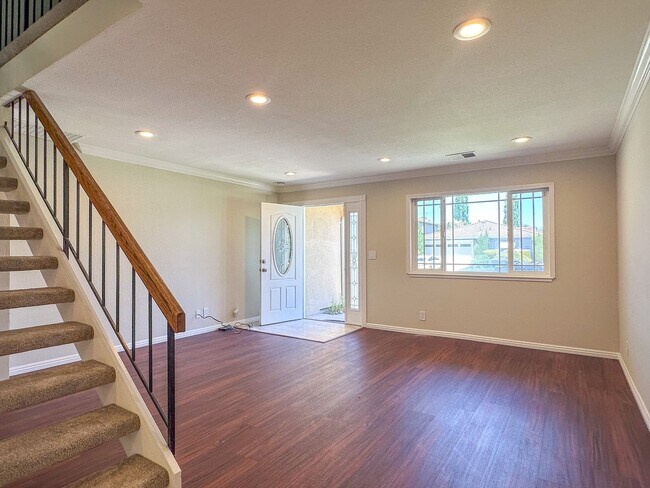 Foto del edificio - Updated Blossom Valley Home with Spacious Living Areas