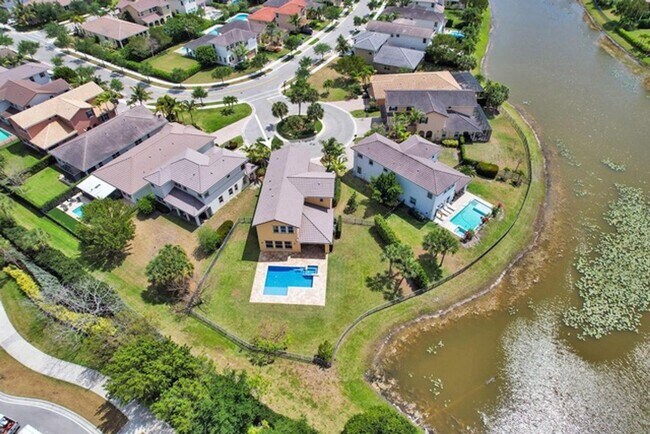 Foto del edificio - Great Pool Home with excellent lake View in Heron Bay, Parkland