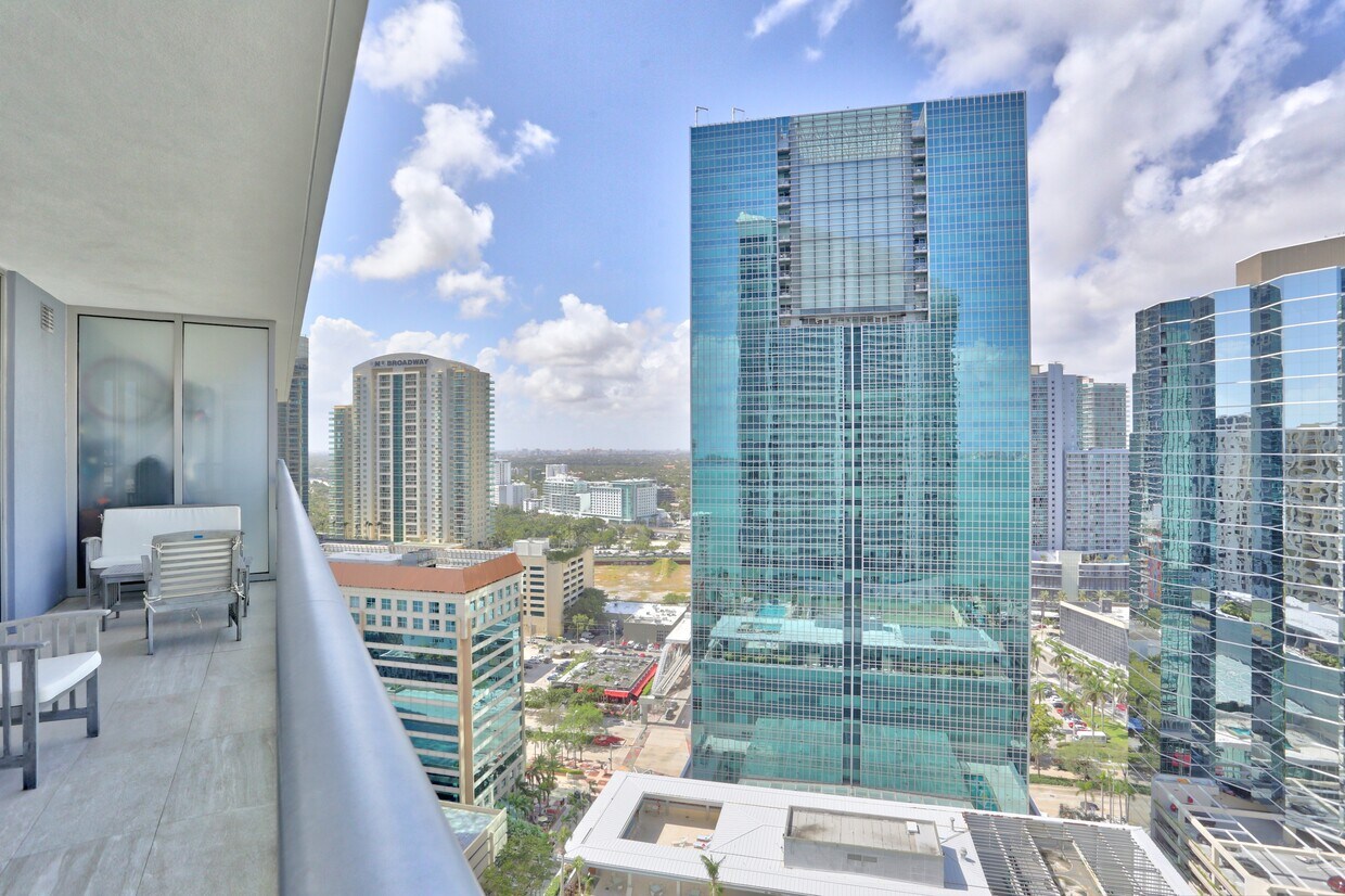 Building Photo - 1300 Brickell Bay Dr