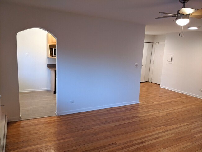 Building Photo - 1441 W Farwell Ave