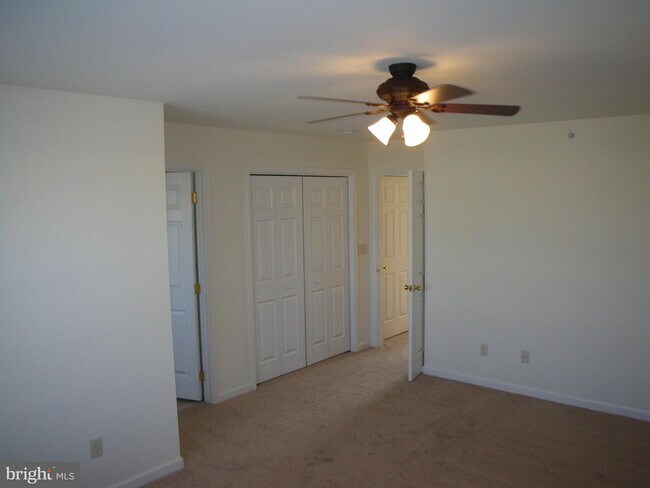 Building Photo - 459 Lantern Ln
