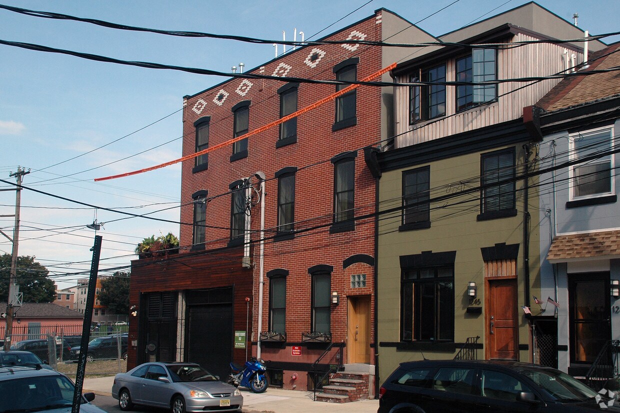 Primary Photo - 1247-1251 E Columbia Ave
