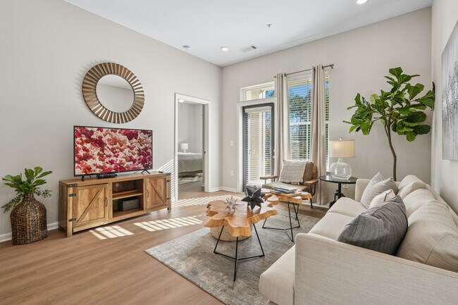 Sala de estar con suelo de superficie dura - Avalon at Palisades