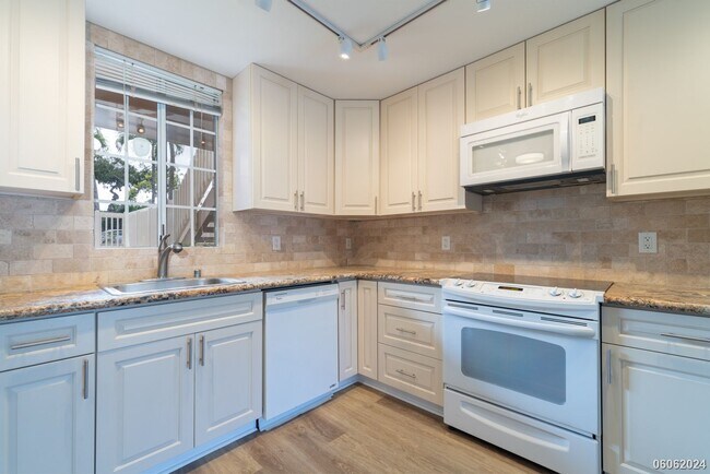 Foto del edificio - Available Now!  Highly desirable 2 bdrm, 2...