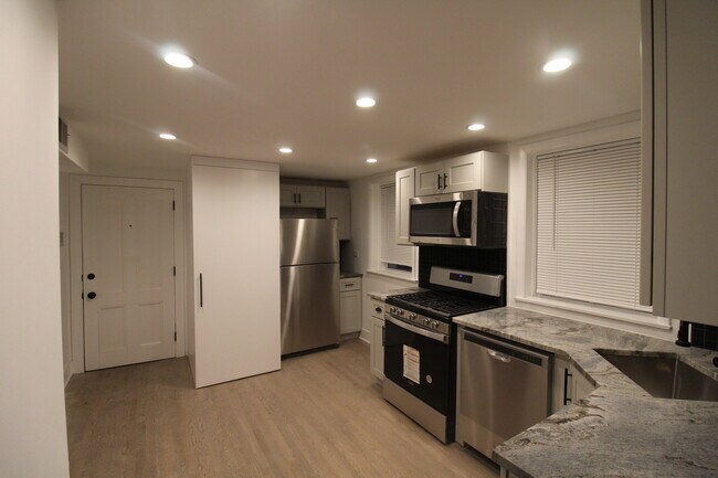 Foto del edificio - 2541 N Southport Ave
