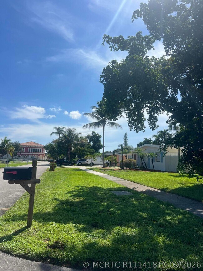 Foto del edificio - 4052 Collin Dr