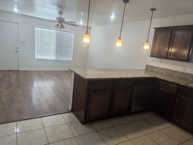 Foto del edificio - Clean 2 Bedroom / 1 Bathroom Apartment For Lease - Front Unit