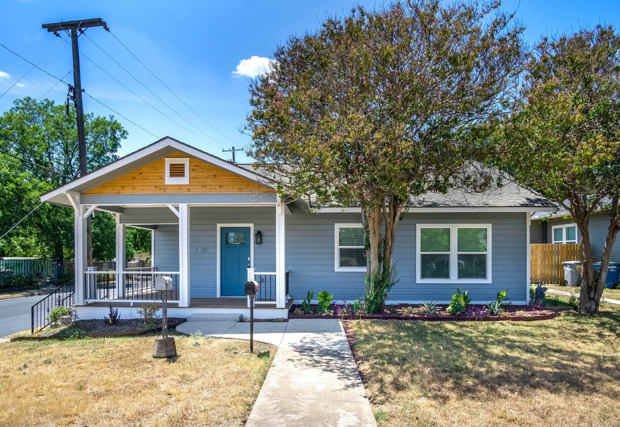 Foto principal - Updated Oak Cliff home on desirable corner...