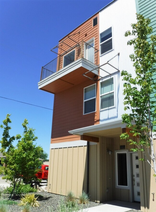 Foto del edificio - Chic artist-style lofts home with 3 bed 2.5 bath near Boise Greenbelt.