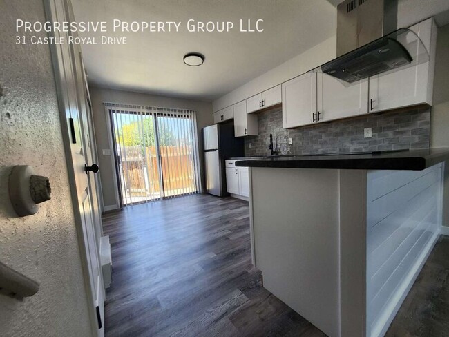 Building Photo - Remodeled 2-Bedroom Townhome !