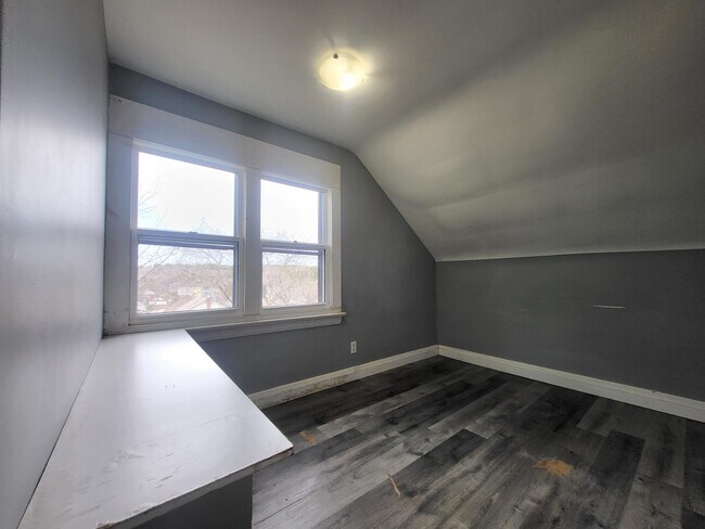 Photo du bâtiment - Charming 1 Bedroom Upper-Level Unit – All ...