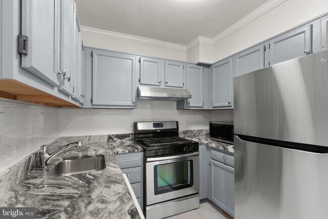 Building Photo - 939 Longfellow St NW