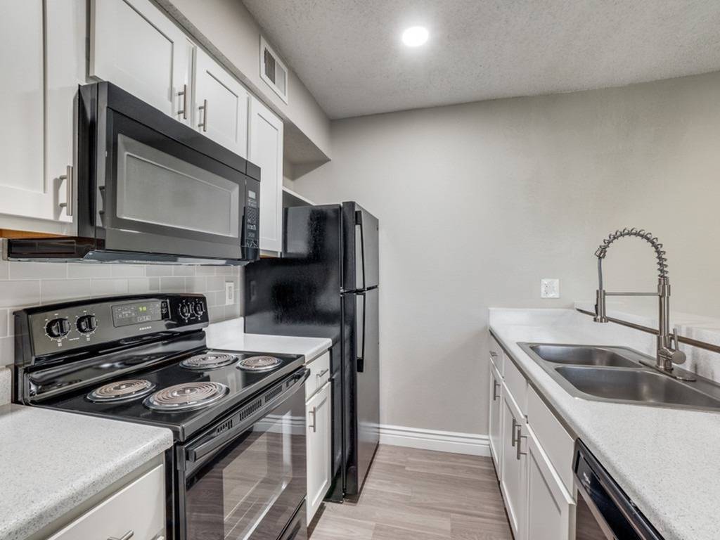 Silver Creek Apartments 18949 Marsh Ln Dallas, TX